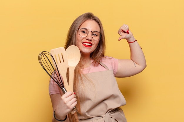 Conceito de culinária do chef de expressão orgulhosa de uma jovem mulher bonita