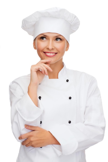 conceito de culinária e comida - sorridente chef feminina, cozinheira ou padeiro sonhando