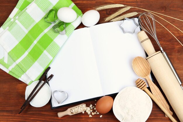 Conceito de culinária Ingredientes básicos de panificação e ferramentas de cozinha fecham