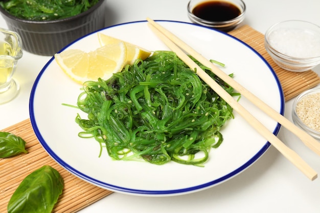 Conceito de culinária japonesa, salada Chuka, em close-up