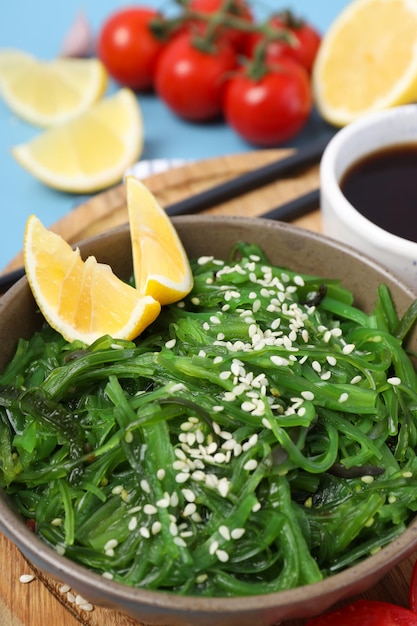 Conceito de culinária japonesa, salada Chuka, em close-up