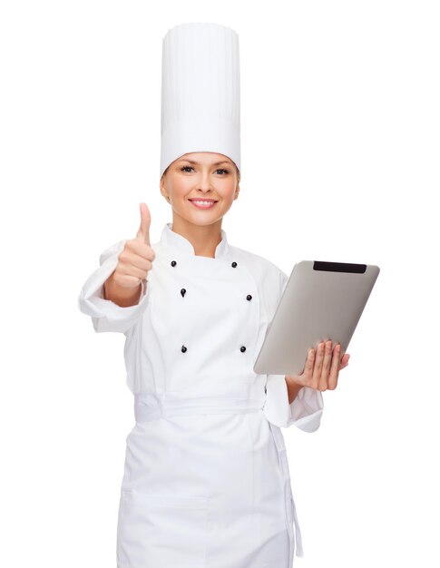 conceito de culinária, tecnologia e comida - chef feminina sorridente com computador tablet pc mostrando os polegares para cima