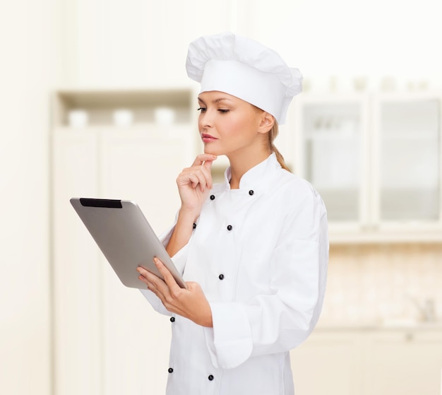 conceito de culinária, tecnologia e comida - chef feminino sorridente, cozinheiro ou padeiro com computador tablet pc