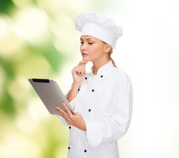 conceito de culinária, tecnologia e comida - chef feminino sorridente, cozinheiro ou padeiro com computador tablet pc