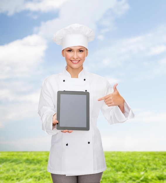 conceito de culinária, tecnologia e comida - chef feminino sorridente, cozinheiro ou padeiro com tela em branco do computador tablet pc