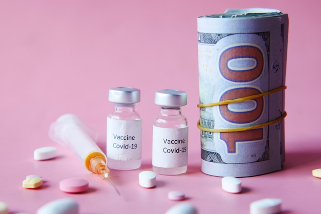 Conceito de custo de saúde com vacina e pílulas em dólares americanos