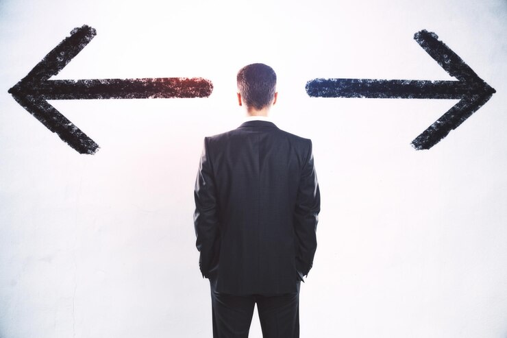 Foto conceito de decisão de negócios com visão traseira do empresário entre setas pretas direcionadas em diferentes direções