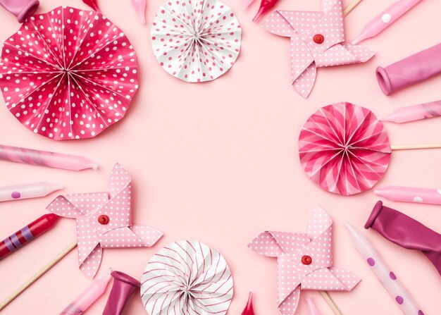 Conceito de decoração de festa plana em fundo colorido