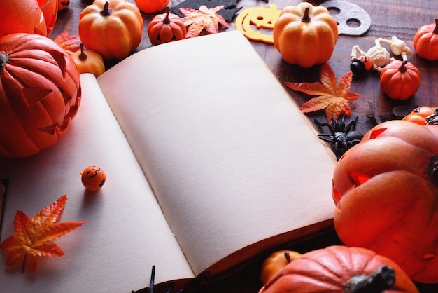 Conceito de decoração de halloween feliz e livro com espaço de cópia.