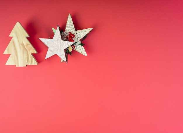 Foto conceito de decorações de natal foto de vista superior de bolas de enfeites de ouro e verdes, enfeites de estrelas, confetes e galhos de pinheiro em fundo branco isolado com espaço vazio