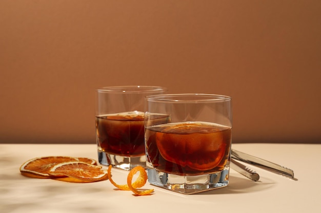 Conceito de deliciosa bebida alcoólica whisky com laranja