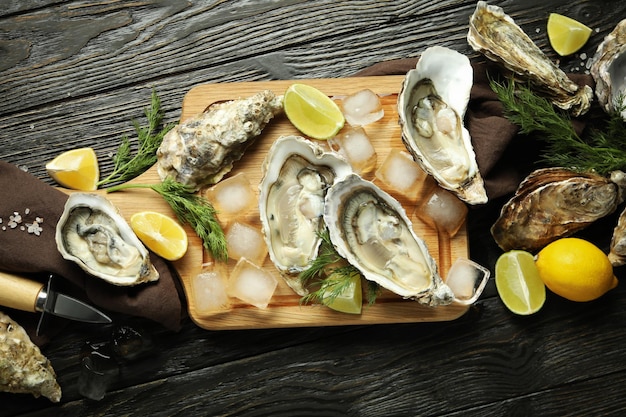 Conceito de deliciosas ostras de frutos do mar na mesa de madeira