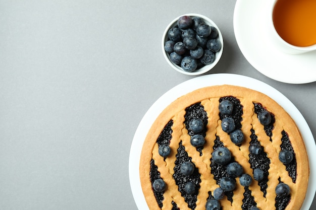 Conceito de delicioso café da manhã com torta de mirtilo em cinza