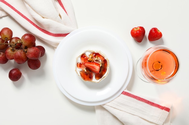 Conceito de delicioso queijo Camembert de comida francesa