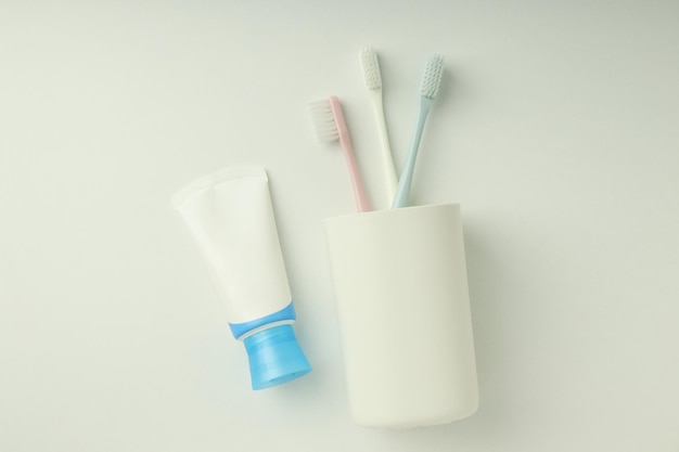 Conceito de dente ou higiene bucal em fundo branco