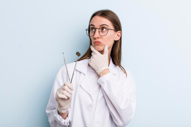 Conceito de dentista de mulher bonita adulta jovem