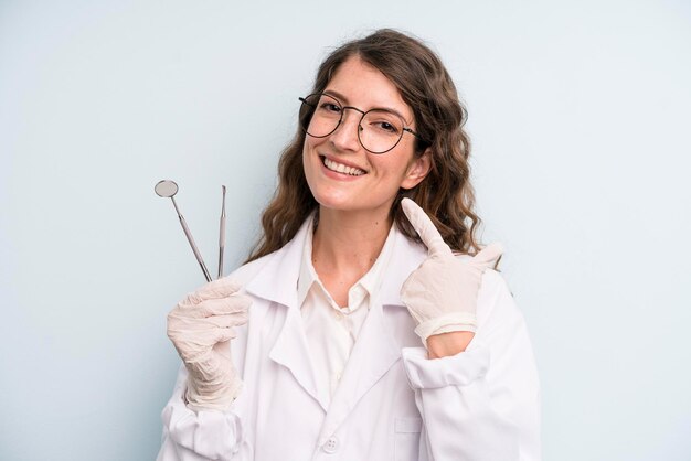 Conceito de dentista de mulher bonita adulta jovem