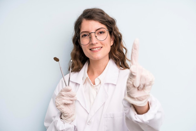 Conceito de dentista de mulher bonita adulta jovem