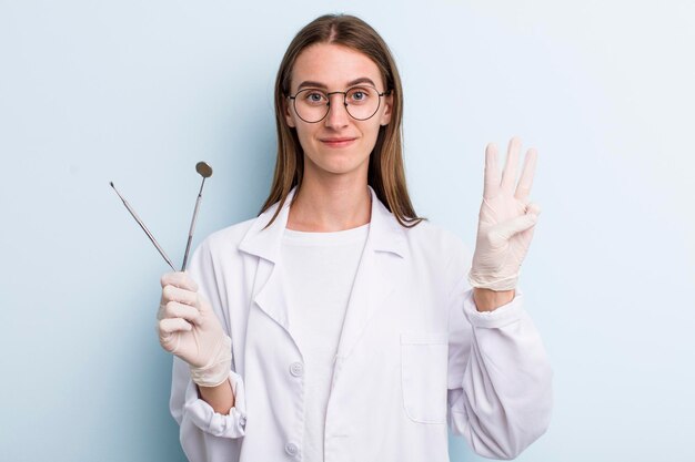 Conceito de dentista de mulher bonita adulta jovem