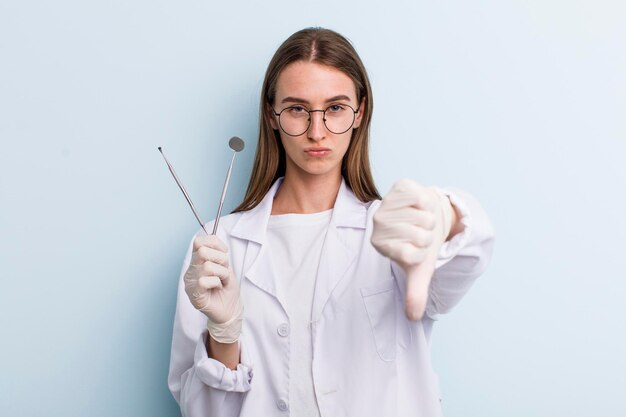 Conceito de dentista de mulher bonita adulta jovem