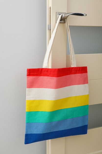 Conceito de desfile lgbt comprador de arco-íris em fundo colorido