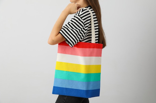 Conceito de desfile lgbt comprador de arco-íris em fundo colorido