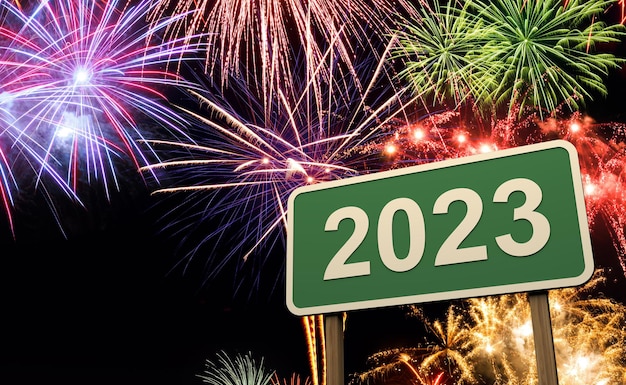 Conceito de design criativo de ano novo 2023 com placa de sinalização e foguetes - imagem renderizada em 3D