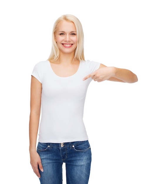 conceito de design de camiseta - jovem sorridente apontando o dedo para camiseta branca em branco