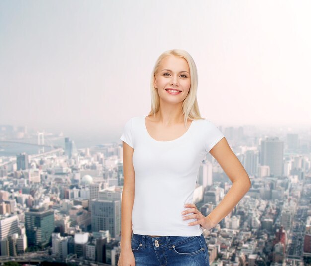 conceito de design de camiseta - mulher sorridente em camiseta branca em branco