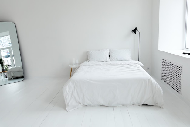 Conceito de design de interiores em apartamento moderno branco. Quarto aconchegante com decoração de casa, planta de casa, lado