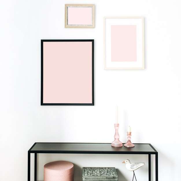 Conceito de design de interiores nórdico escandinavo minimalista rosa moderno decorado com molduras de fotos simuladas, estatueta de pássaro, rack em branco.
