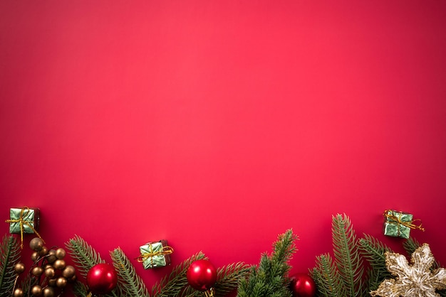 Conceito de design de plano de fundo de Natal com belas decorações e galho de árvore