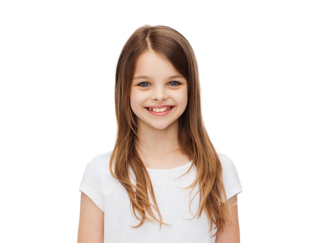 conceito de design de publicidade e camiseta - menina sorridente em camiseta branca em branco sobre fundo branco