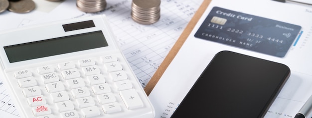 Conceito de design de relatório anual de análise resumida com calculadora, pagamento com dispositivo eletrônico e cartão de crédito.