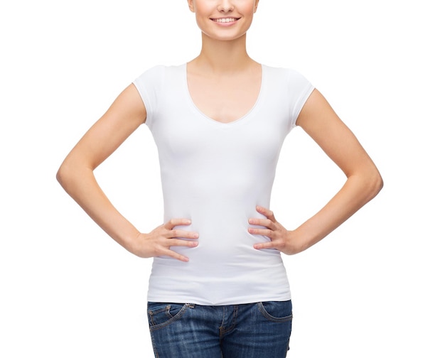 conceito de design de t-shirt - mulher sorridente numa t-shirt branca em branco
