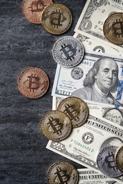 Conceito de design de visão superior de negócios de bitcoin criptomoeda com dólar americano