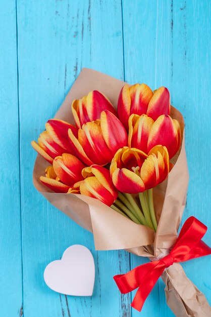 Conceito de design do dia das mães, bando de flores tulipa. lindo buquê vermelho e amarelo