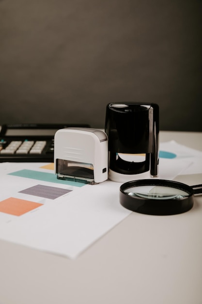 Conceito de desktop de escritório de aprovação com documentos e carimbo Imagem vertical