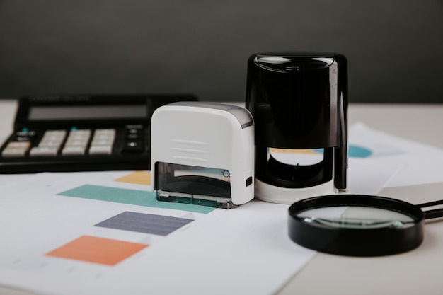 Conceito de desktop de escritório de aprovação com documentos e carimbo