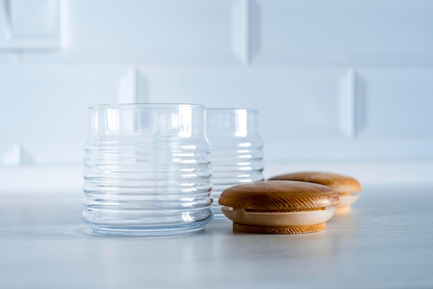 Foto conceito de desperdício zero frascos de vidro de cozinha estilo caseiro na mesa branca na cozinha conceito ecológico e de reutilização zero waste food shopping vida sem resíduos