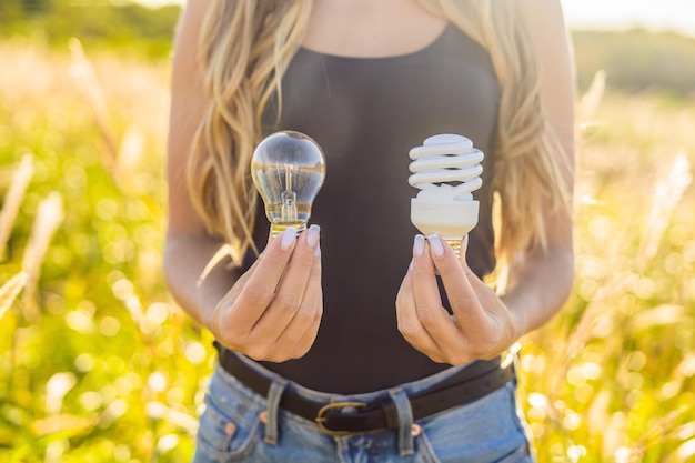 Foto conceito de desperdício zero. use uma lâmpada incandescente ou uma lâmpada economizadora de energia. zero desperdício, conceito de estilo de vida verde e consciente