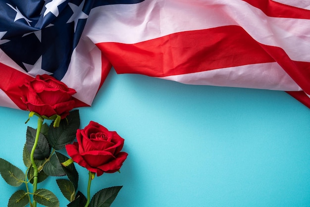 Conceito de dia da independência ou bandeira americana do memorial day sobre fundo de mesa azul com rosa vermelha