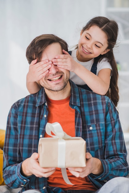 Foto conceito de dia de pais com filha cobrindo os olhos de pais