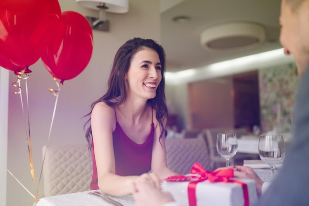 Conceito de dia dos namorados Casal feliz apaixonado Casal comemorando o dia dos namorados no restaurante