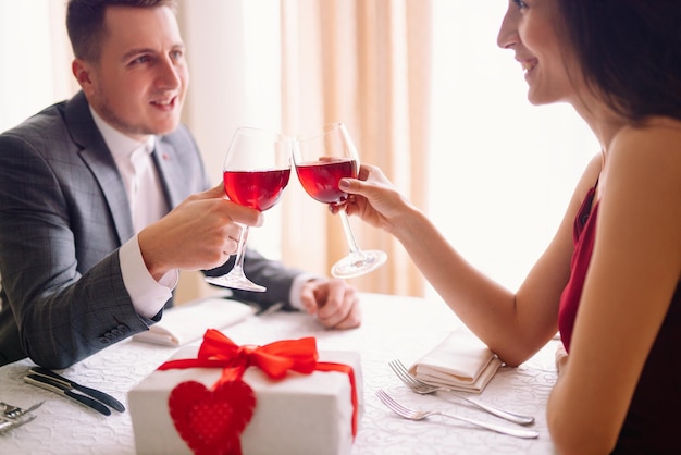 Conceito de dia dos namorados Casal feliz apaixonado Casal comemorando o dia dos namorados no restaurante