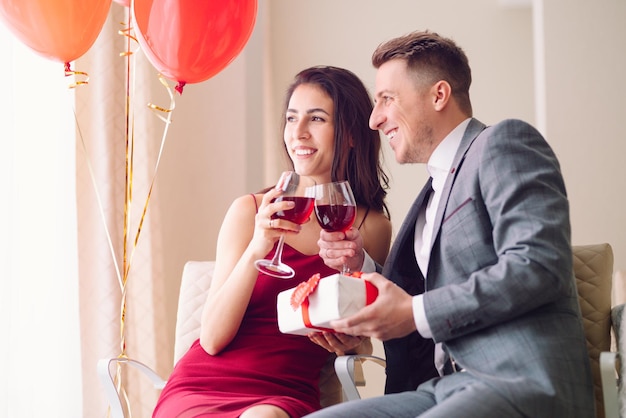 Conceito de dia dos namorados Casal feliz apaixonado Casal comemorando o dia dos namorados no restaurante