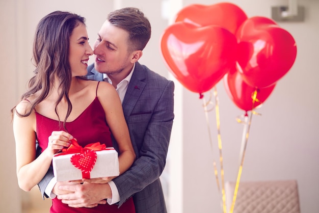 Foto conceito de dia dos namorados casal feliz apaixonado casal comemorando o dia dos namorados no restaurante