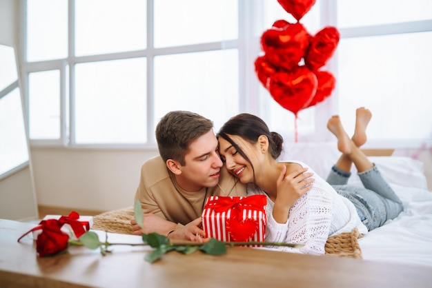 Conceito de dia dos namorados casal feliz apaixonado por jovem casal apaixonado comemorando o dia dos namorados