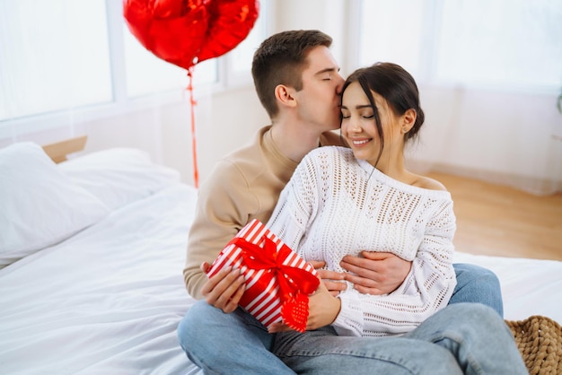 Conceito de dia dos namorados casal feliz apaixonado por jovem casal apaixonado comemorando o dia dos namorados