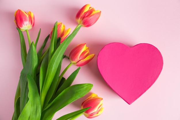 Foto conceito de dia dos namorados coração rosa e tulipas cartão comemorativo